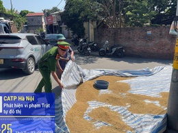 Công an xã Phú Nghĩa khuyến cáo nhân dân không phơi thóc, lúa trên lòng đường