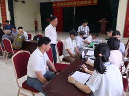 Ban quản lý dự án đầu tư hạ tầng xã Hòa Phú tổ chức chi trả hơn 2 tỷ đồng tiền bồi thường, hỗ trợ và tái định cư thực hiện dự án đường từ Chợ Sẽ đi Đồng Lạc, tỉnh lộ 429