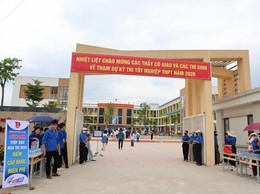 Chiều 10/6, các thí sinh dự Kỳ thi tốt nghiệp THPT năm 2026 tại Điểm thi Trường THCS Trung Hòa, xã Phú Nghĩa đến làm thủ tục dự thi