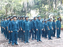 Dân quân năm thứ nhất phường Hoàng Liệt khắc phục khó khăn, tích cực huấn luyện giữa mùa nắng nóng
