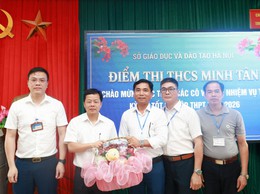 Đồng chí Chủ tịch UBND xã thăm, động viên Hội đồng coi thi Kỳ thi tốt nghiệp THPT năm 2026