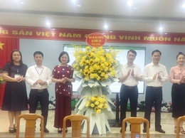 Đoàn công tác UBND xã Phúc Lộc đến thăm, tặng quà tại điểm thi tốt nghiệp THPT năm 2026 trên địa bàn xã
