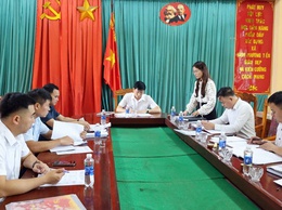 Đoàn công tác của Đảng ủy đã kiểm tra tại thôn Nam Hài