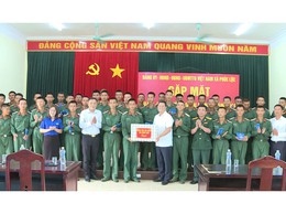 Phúc Lộc thăm, tặng quà động viên chiến sỹ mới tại Trung đoàn Bộ binh cơ giới 102