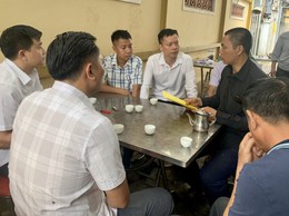 Các đồng chí lãnh đạo xã thăm hỏi, động viên và chia buồn cùng gia đình em học sinh có hoàn cảnh đặc biệt khó khăn không may qua đời