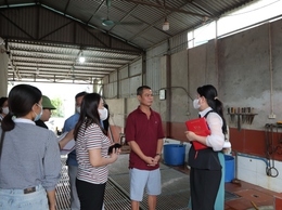 Ban Văn hóa – Xã hội Hội đồng nhân dân xã Phú Nghĩa khảo sát thực tế các cơ sở giết mổ gia súc, gia cầm trên địa bàn xã