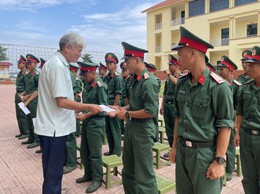Xã Ứng Thiên, dự lễ tuyên thệ chiến sĩ, thăm hỏi, động viên tân binh nhập ngũ năm 2026 tại Trung đoàn 165