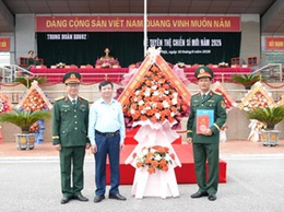 Đồng chí Trần Văn Nghĩa - Phó Bí thư Thường trực Đảng uỷ xã Hoài Đức dự Lễ tuyên thệ chiến sĩ mới năm 2026
