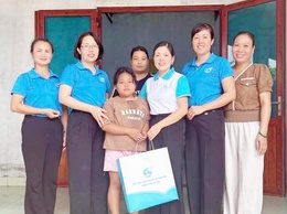 Hội LHPN xã: tặng 10 suất quà cho trẻ em hoàn cảnh khó khăn