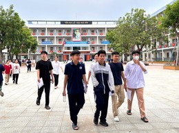 Không khí bên ngoài các điểm thi trong ngày đầu kỳ thi tốt nghiệp THPT năm 2026 trên địa bàn xã Bát Tràng