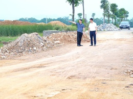 CHỦ TỊCH UBND XÃ ĐINH HỮU BÌNH KIỂM TRA THỰC ĐỊA CÁC DỰ ÁN GIAO THÔNG TRỌNG ĐIỂM, ĐÔN ĐỐC GIẢI PHÓNG MẶT BẰNG, THI CÔNG ĐẢM BẢO ĐÚNG TIẾN ĐỘ