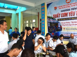 ỨNG HOÀ: HƠN 1.000 SUẤT CƠM YÊU THƯƠNG TIẾP SỨC SĨ TỬ TRONG KỲ THI TỐT NGHIỆP THPT NĂM 2026