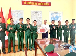 LÃNH ĐẠO XÃ HÁT MÔN DỰ LỄ TUYÊN THỆ CHIẾN SĨ MỚI, THĂM, TẶNG QUÀ ĐỘNG VIÊN ĐƠN VỊ VÀ CHIẾN SĨ NHẬP NGŨ NĂM 2026