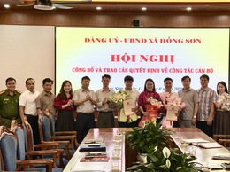Xã Hồng Sơn công bố và trao các quyết định về công tác cán bộ