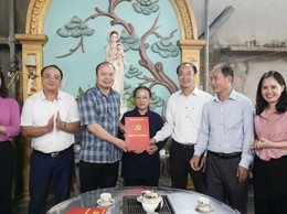 Trao Giấy chứng nhận đăng ký hoạt động trợ giúp xã hội cho Mái ấm La Vang, thôn Thượng - xã Chuyên Mỹ