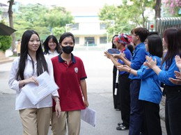 Phụ huynh nghẹn ngào, sĩ tử hào hứng lên lịch 