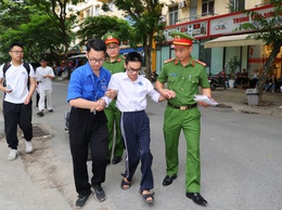 Công an phường Nghĩa Đô bảo đảm an toàn kỳ thi THPT quốc gia 2026 tại điểm thi THPT Cầu Giấy