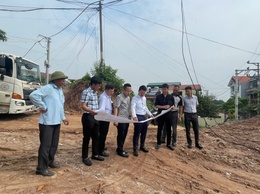 Lãnh đạo UBND xã Phù Đổng kiểm tra tiến độ thực hiện các dự án trên địa bàn xã