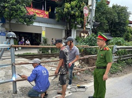 CÔNG AN XÃ THANH TRÌ QUYẾT LIỆT XÓA BỎ 09/09 LỐI ĐI TỰ MỞ QUA ĐƯỜNG SẮT, SIẾT CHẶT AN TOÀN GIAO THÔNG