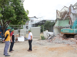Phú Nghĩa huy động tối đa nhân lực, máy móc khẩn trương phá dỡ công trình, đẩy nhanh tiến độ giải phóng mặt bằng Dự án cải tạo, nâng cấp Quốc lộ 6