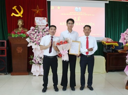 08 HỌC SINH ƯU TÚ TRƯỜNG THPT PHAN HUY CHÚ – QUỐC OAI VINH DỰ ĐƯỢC KẾT NẠP VÀO ĐẢNG
