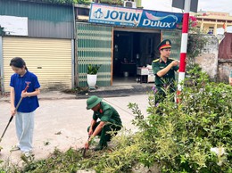Thôn 5 Đông Dư ra quân vệ sinh môi trường, xóa quảng cáo rao vặt trái phép