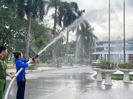 THANH NIÊN PHƯỜNG BẠCH MAI TRẢI NGHIỆM PHƯƠNG TIỆN PHÒNG CHÁY, CHỮA CHÁY VÀ CỨU NẠN, CỨU HỘ