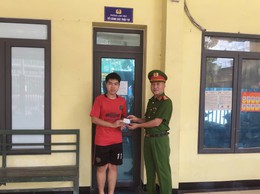 Công an xã Vĩnh Thanh trao trả tài sản đánh rơi, lan tỏa việc làm đẹp