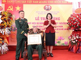 Đảng ủy xã Mê Linh trao tặng Huy hiệu 80 năm tuổi Đảng tại nhà riêng cho đảng viên Nguyễn Nhân Phẩm