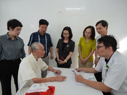 Xã Đan Phượng khám, tư vấn sức khỏe và tặng quà cho người có công với cách mạng.