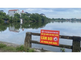  Bình Minh lắp đặt biển cảnh báo tại các khu vực tiềm ẩn nguy cơ mất an toàn nhằm bảo vệ trẻ em trong dịp hè và mùa mưa bão năm 2026.