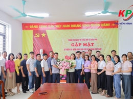 Ủy ban Mặt trận Tổ quốc Việt Nam xã Kiều Phú tặng hoa chúc mừng Trung tâm Dịch vụ tổng hợp xã nhân kỷ niệm Ngày Báo chí cách mạng Việt Nam. 