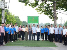 Hội nông dân xã Bát Tràng gắn biển công trình 