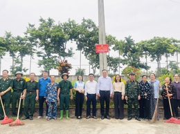Ra quân vệ sinh môi trường, gắn biển công trình 