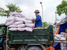 Cấp phát phân bón triển khai mô hình ứng dụng SRI kết hợp cấy máy vụ Mùa 2026.