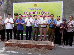 Công an xã Ứng Hòa khởi công xây dựng nhà tình nghĩa cho hộ gia đình thôn Trạch Bái.