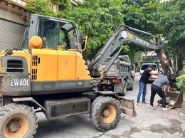Xã Bát Tràng ra quân giải tỏa các điểm kinh doanh tự phát trái phép