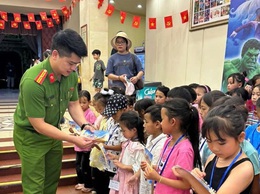 Công anh Phường Ô Chợ Dừa: Lan tỏa yêu thương, chấp cánh những nụ cười tuổi thơ