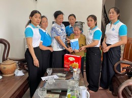 HỘI LIÊN HIỆP PHỤ NỮ XÃ HƯNG ĐẠO THĂM, TẶNG QUÀ CÁC GIA ĐÌNH CHÍNH SÁCH, NGƯỜI CÓ CÔNG VỚI CÁCH MẠNG NHÂN NGÀY GIA ĐÌNH VIỆT NAM 28/6