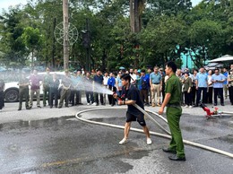 Gần 150 người tham gia trải nghiệm kỹ năng PCCC tại Bạch Mai