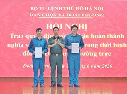 Xã Đoài Phương trao quyết định công nhận hoàn thành nghĩa vụ quân sự trong thời bình cho 2 đồng chí dân quân thường trực