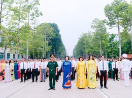 Phường Bồ Đề tổ chức Lễ báo công dâng Bác và dâng hương tưởng niệm các Anh hùng liệt sĩ nhân dịp sơ kết 01 năm thực hiện mô hình chính quyền địa phương 02 cấp