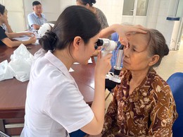Nhiều người dân tham gia khám, sàng lọc các bệnh về mắt tại xã Bát Tràng