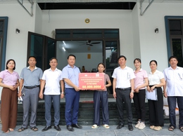 Trao hỗ trợ kinh phí xây dựng nhà cho hộ gia đình chị Nguyễn Thị Quyên ở thôn Thanh Trì