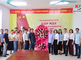 Các đồng chí Thường trực Đảng ủy-HĐND-UBND, UB MTTQ xã Kiều Phú thăm và tặng hoa chúc mừng Trung tâm dịch vụ tổng hợp xã nhân kỷ niệm 101 năm ngày báo chí cách mạng Việt Nam