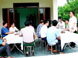 ỦY BAN MTTQ VIỆT NAM XÃ PHÚC SƠN TRAO HỖ TRỢ XÂY DỰNG NHÀ ĐẠI ĐOÀN KẾT CHO HỘ BÀ LÊ THỊ NÕN, THÔN LAI TẢO