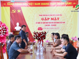 Những tình cảm trận trọng của các Phòng, Ban cơ quan xã Kiều Phú dành cho đội ngũ làm công tác thông tin tuyên truyền nhân kỷ niệm 101 năm ngày báo chí cách mạng Việt Nam