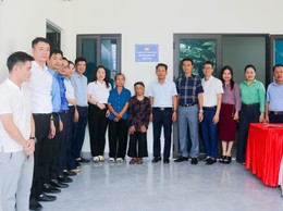 MTTQ xã Quốc Oai bàn giao nhà Đại đoàn kết cho gia đình vợ liệt sĩ có hoàn cảnh khó khăn
