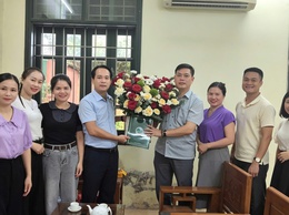 Lãnh đạo xã Đoài Phương chúc mừng Tổ Thông tin tuyên truyền nhân kỷ niệm 101 năm Ngày Báo chí Cách mạng Việt Nam