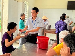 “CÂY SẤU” GIỮA MẢNH ĐỜI BÃO GIÔNG
